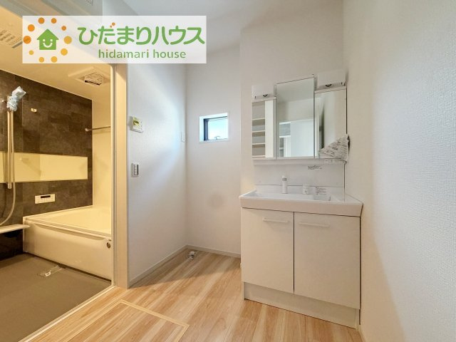 【独立洗面台】 | 牛久市田宮6期　新築戸建 | 三面鏡の大きな鏡は憧れます(^^♪
鏡の後ろは収納となっていて、細かいものでも収納できるのでスッキリと整理できます！