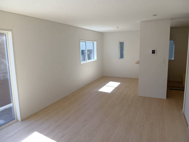 【居間・リビング】 | 沼津市西熊堂第3 新築建売分譲住宅 土地＋建物 TW06296 | 沼津市西熊堂　5号棟　リビング　※令和8年10月1日撮影