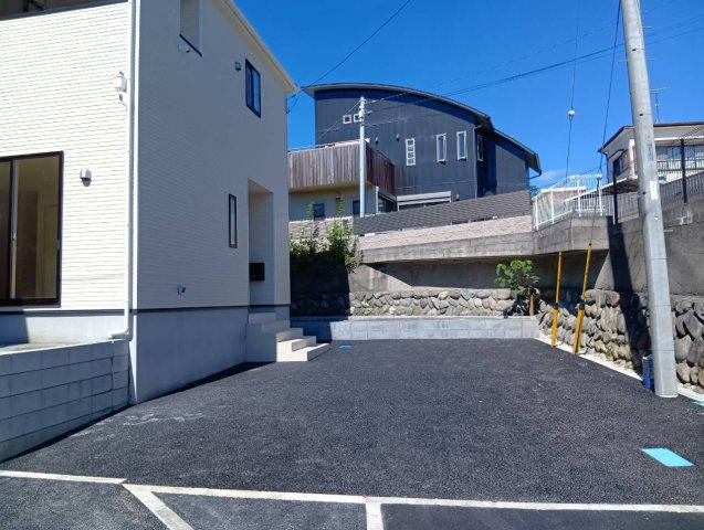 【駐車場】 | 沼津市西熊堂第3 新築建売分譲住宅 土地＋建物 TW06296 | 沼津市西熊堂　5号棟　駐車スペース　※令和8年10月1日撮影