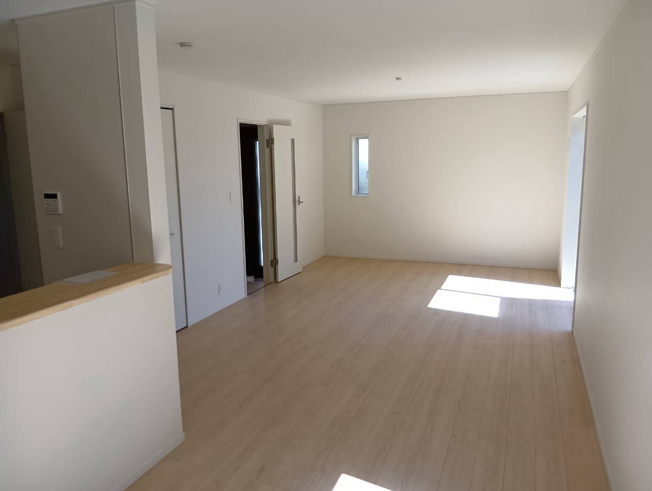 【居間・リビング】 | 沼津市西熊堂第3 新築建売分譲住宅 土地＋建物 TW06296 | 沼津市西熊堂　5号棟　リビング　※令和8年10月1日撮影