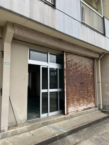 東コーポビルのエントランス