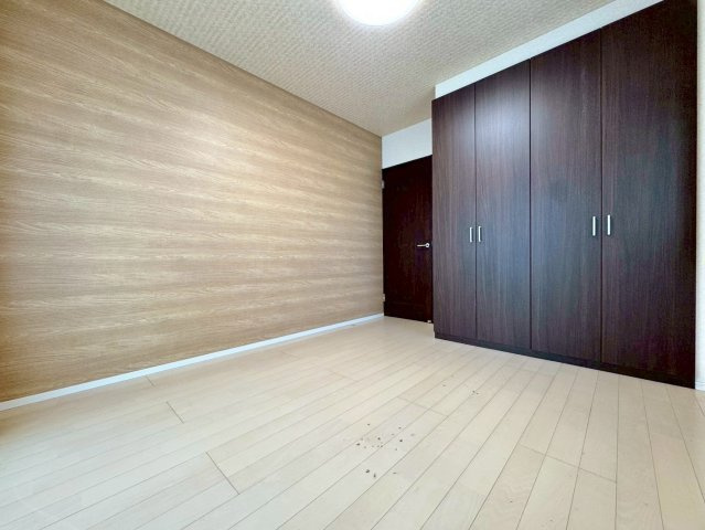 守山市播磨田町　中古戸建ての洋室|1F 5帖洋室。クローゼット完備でスッキリと片付きます。