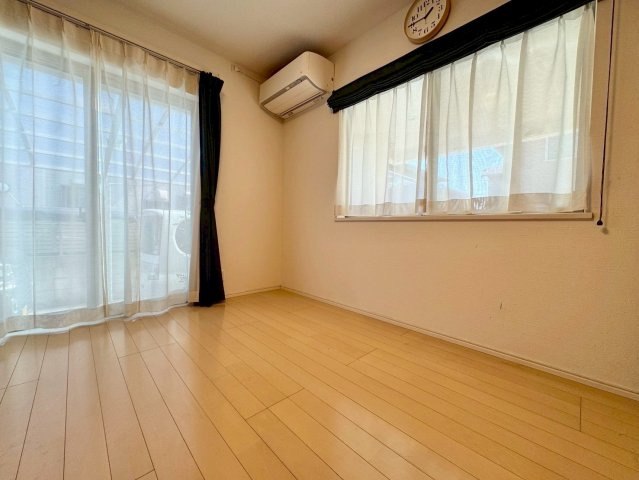 守山市播磨田町　中古戸建ての洋室|1F 7.7帖洋室。2面採光で明るい室内。
