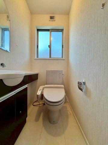 守山市播磨田町　中古戸建てのトイレ|2F トイレ。手洗い台完備です。
