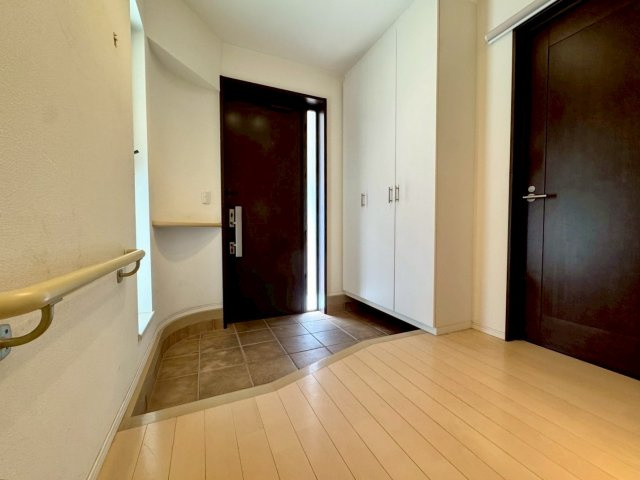 守山市播磨田町　中古戸建ての玄関|アールを効かせたデザイン性の高い玄関です。