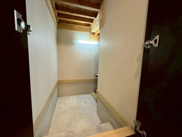 守山市播磨田町　中古戸建ての収納|階段下土間収納。趣味のアウトドアグッズなどを大切に保管できます。