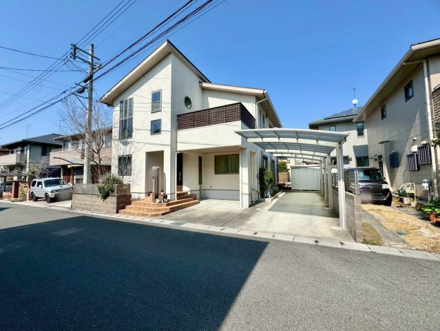守山市播磨田町　中古戸建ての前面道路含む現地写真|前面道路幅員がゆったり6ｍあるので、お車の出し入れも楽々です。