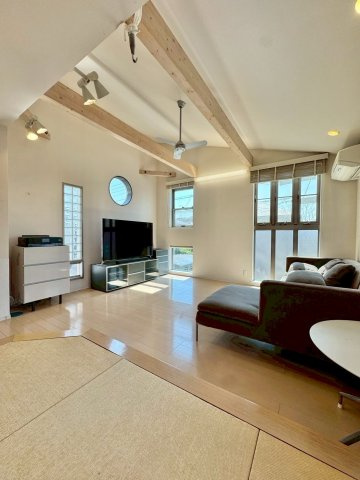 守山市播磨田町　中古戸建ての居間・リビング|2階LDKは陽当たり・風通しが良く、周囲の視線も気にならずプライバシーが守られる等メリットがたくさんあります。