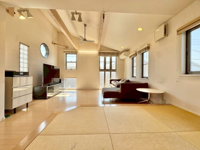 守山市播磨田町　中古戸建ての居間・リビング|勾配天井が施されており、天井が高いため、開放感があり室内を広く感じられます。