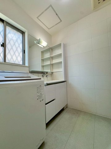 守山市播磨田町　中古戸建ての独立洗面台|湿気を吸収・放出し、室内の湿度を快適な状態にコントロールしてくれるエコカラット採用です。