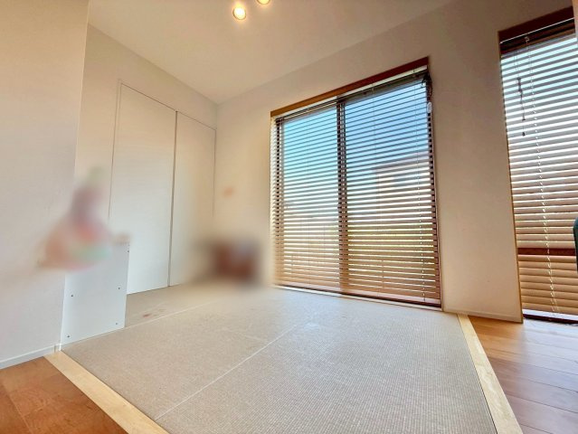 守山市森川原町　中古戸建ての内装|リビング横の畳スペース。お昼寝やキッズスペースにも便利です。