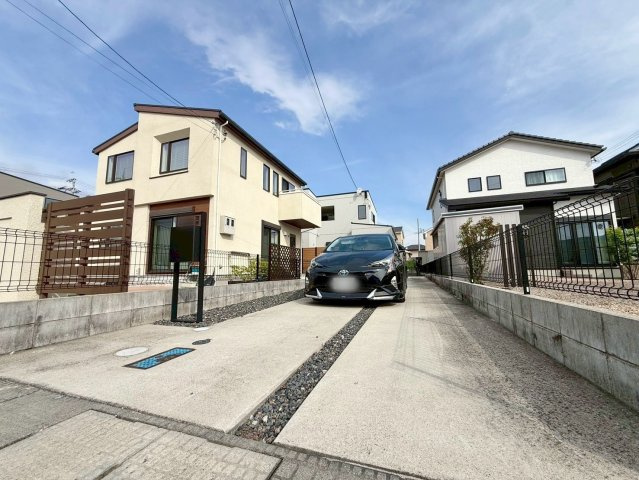 守山市森川原町　中古戸建ての駐車場|ゆとりある駐車スペースが魅力。車移動の多いご家庭にも便利です。