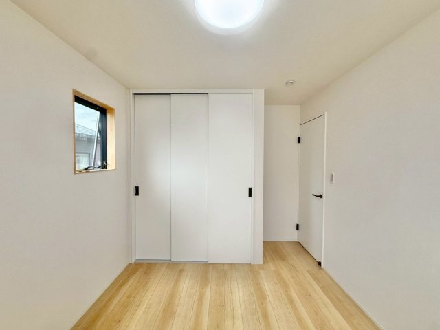 守山市森川原町　中古戸建ての洋室|収納付きの洋室。すっきり暮らせる実用的なプライベート空間。