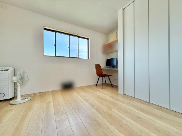 守山市森川原町　中古戸建ての洋室|デスクスペース付きの洋室。仕事部屋や子ども部屋にも使いやすい空間。