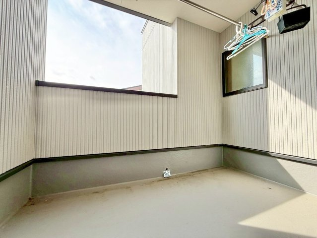 守山市森川原町　中古戸建てのバルコニー|洗濯物を干しやすいバルコニー。屋根付きで使いやすい空間です。