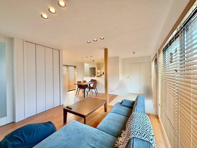 守山市森川原町　中古戸建ての居間・リビング|リビング・ダイニング・キッチンがつながる、家族の中心になるLDK。