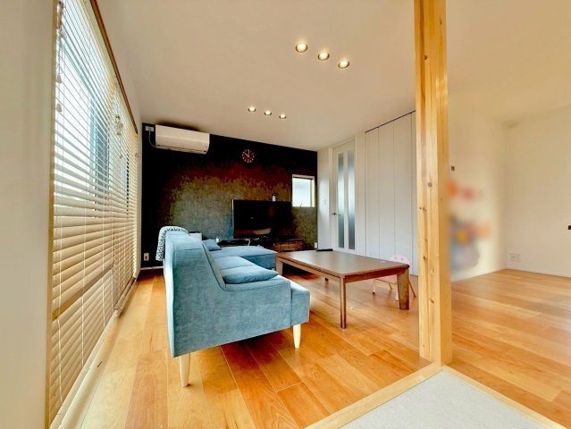 守山市森川原町　中古戸建ての居間・リビング|畳スペースからリビングまで見渡せる、開放感のある住まい。
