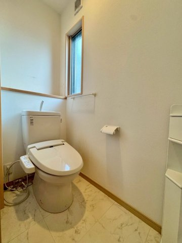 草津市川原1丁目　中古戸建てのトイレ|1F トイレ。温水洗浄便座付きで快適。