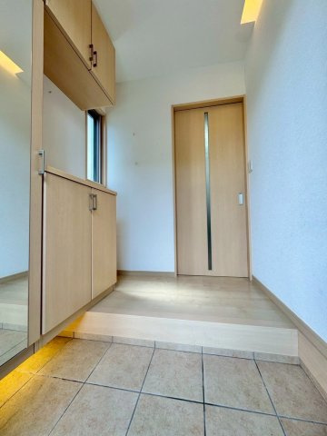 草津市川原1丁目　中古戸建ての玄関|玄関のシューズボックスは鏡がついているので、出かける前の身だしなみチェックも忘れません。