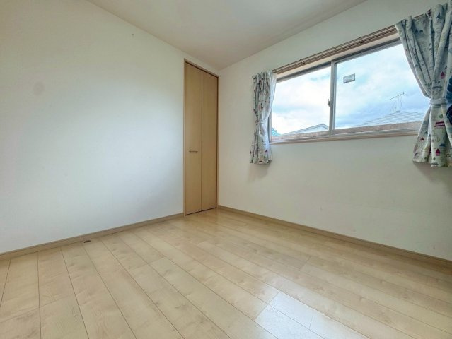 草津市川原1丁目　中古戸建ての洋室|2F 12帖洋室。収納完備でお部屋がスッキリと片付きます。