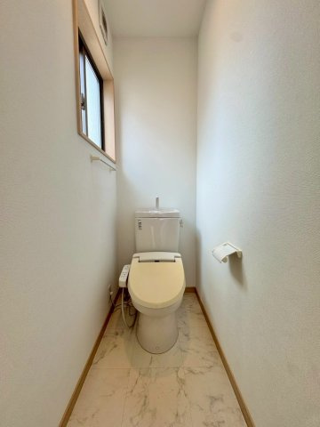 草津市川原1丁目　中古戸建てのトイレ|2F トイレ。温水洗浄便座付き。