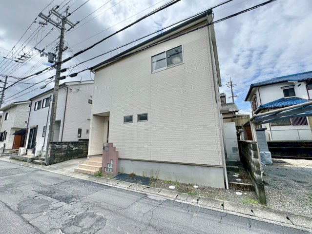 草津市川原1丁目　中古戸建ての前面道路含む現地写真|小学校まで徒歩4分でお子様も安心です。
