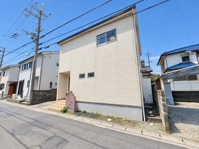 草津市川原1丁目　中古戸建ての前面道路含む現地写真|小学校まで徒歩4分でお子様も安心です。
