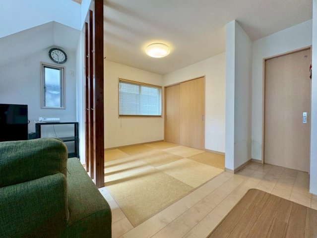 草津市川原1丁目　中古戸建ての居間・リビング|LDKのタタミスペースはキッチンからでも目が届くので、お子様の遊び場やお昼寝スペースとして重宝します。