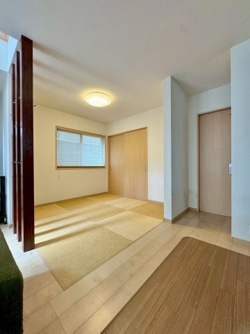 草津市川原1丁目　中古戸建ての居間・リビング|タタミコーナーにはお部屋全体のバランスを壊さない、フチなし畳が採用されています。
