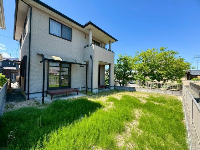 野洲市冨波甲　中古戸建ての庭|南面にはテラス付きの広々としたお庭付き。休日にはご家族でBBQなどが楽しめます。