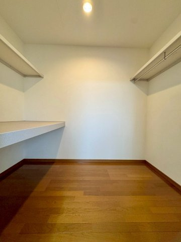 野洲市冨波甲　中古戸建ての収納|2F 大型クローゼット。ご家族のお洋服はもちろん、趣味のアイテムなどをまとめて収納しておけます。
