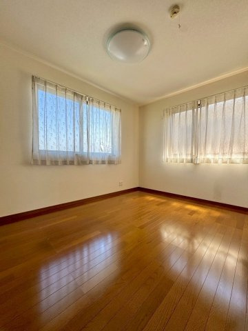 野洲市冨波甲　中古戸建ての洋室|2F 6帖洋室。2面採光で明るい室内。