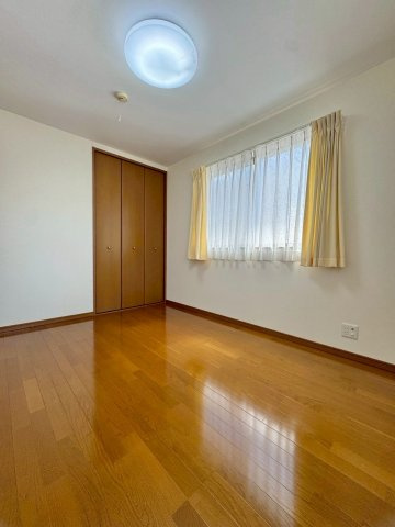 野洲市冨波甲　中古戸建ての洋室|2F 6帖洋室。クローゼット完備でお部屋もすっきりと片付きます。