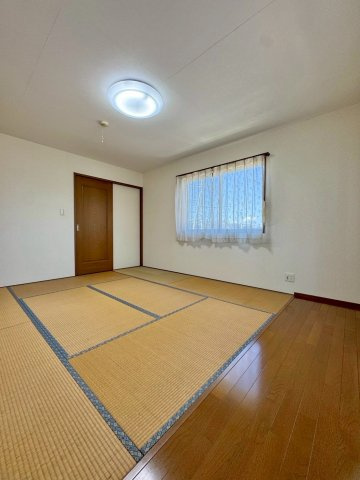 野洲市冨波甲　中古戸建ての和室|2F 8帖和室。南面バルコニーに面しており、陽当たりの良い明るいお部屋です。