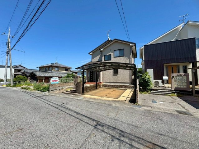 野洲市冨波甲　中古戸建ての前面道路含む現地写真|前道幅員広々6ｍあるので、駐車の際も楽々です。
