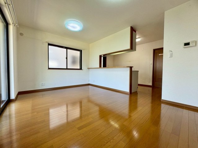野洲市冨波甲　中古戸建ての居間・リビング|家族の集まるLDKは、2面窓から陽の光を取り込み、明るい室内です。