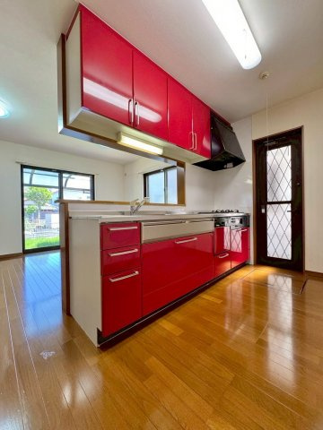 野洲市冨波甲　中古戸建てのキッチン|ご家族とのコミュニケーションが取りやすい対面式キッチンです。