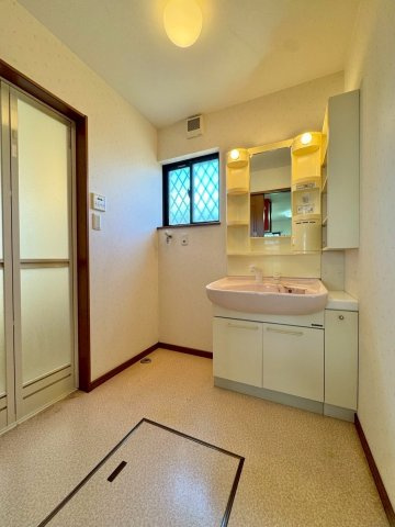 野洲市冨波甲　中古戸建ての独立洗面台|湿気のこもる洗面脱衣室も、窓が付いていれば換気ができ安心です。