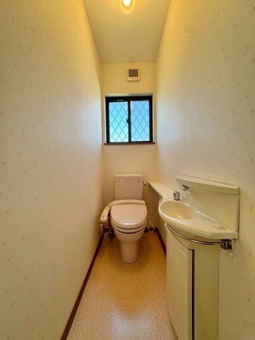 野洲市冨波甲　中古戸建てのトイレ|温水洗浄便座付きトイレ。