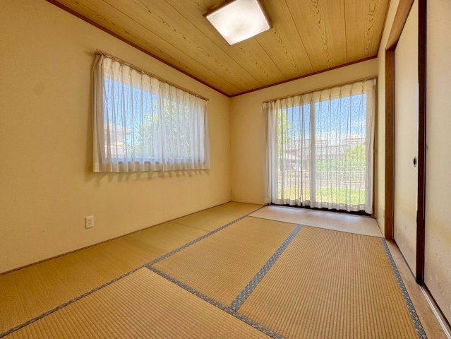 野洲市冨波甲　中古戸建ての和室|1F 6帖和室。テラスに面した明るいお部屋です。
