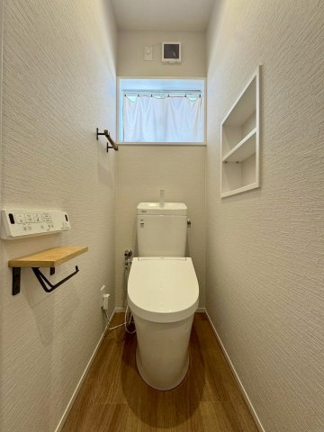 守山市小島町　中古戸建てのトイレ|2F トイレ。各階にトイレがあるので、ご家族みんなが暮らしやすい設計です。