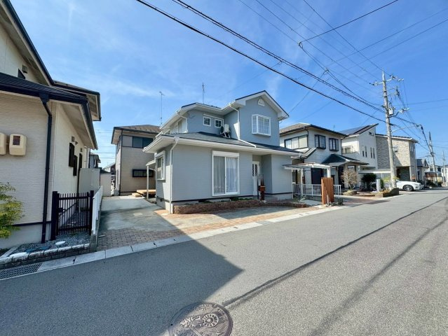 守山市小島町　中古戸建ての前面道路含む現地写真|コンビニやスーパーが徒歩圏内に揃った生活に便利な立地です。