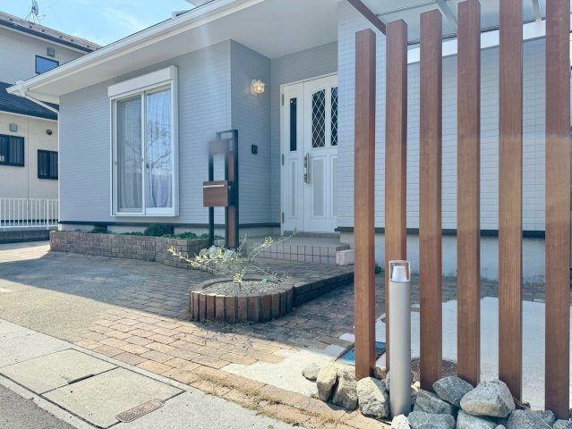 守山市小島町　中古戸建ての外観|ナチュラルな雰囲気が素敵なポーチ部分。