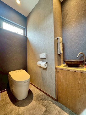 大津市国分2丁目　中古戸建てのトイレ|素材感にこだわった、ホテルライクな手洗い付きトイレ