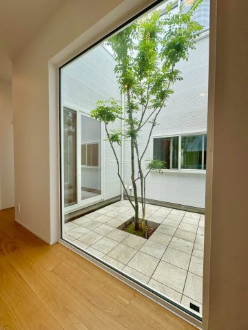 大津市国分2丁目　中古戸建ての庭|室内から緑を楽しめる、暮らしに潤いを添える中庭