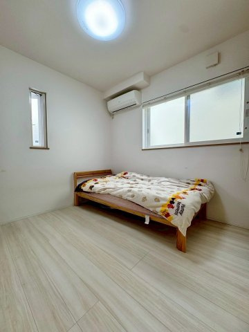 大津市国分2丁目　中古戸建ての洋室|採光窓のある、シンプルで落ち着いた洋室