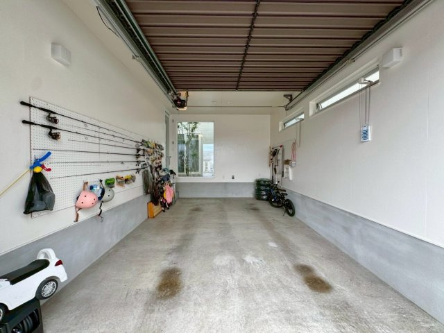 大津市国分2丁目　中古戸建ての駐車場|趣味道具や車をゆったり置ける、広々としたガレージ空間