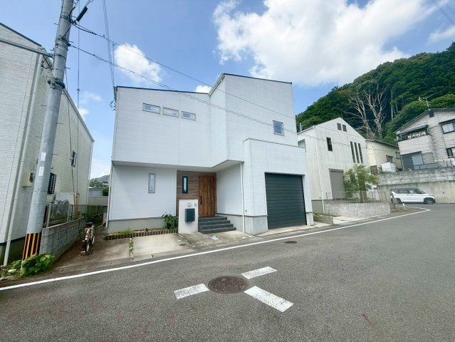 大津市国分2丁目　中古戸建ての前面道路含む現地写真|緑を望む落ち着いた住環境に佇む、開放感あるモダン邸宅