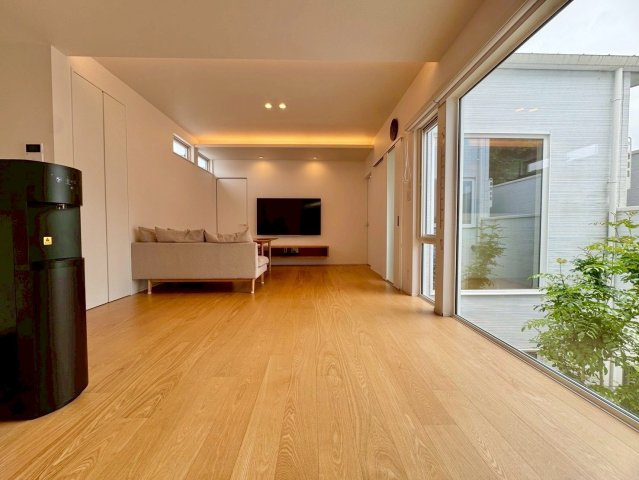 大津市国分2丁目　中古戸建ての居間・リビング|大きな窓から光が差し込む、心地よいリビング空間
