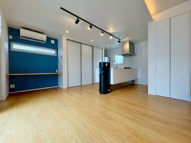 大津市国分2丁目　中古戸建ての居間・リビング|ブルーのアクセント壁が空間を引き締めるスタイリッシュなLDK